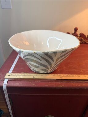 Vietri Bowl  White and Gray Zebra Pattern